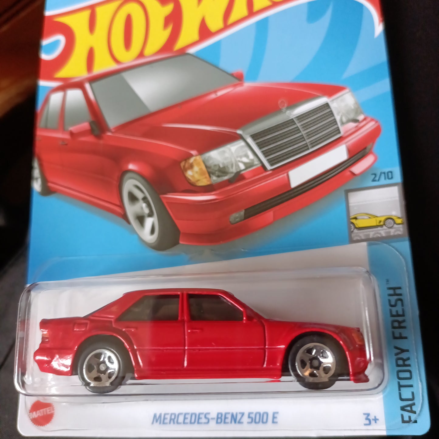 Hot Wheels Mercedes-Benz 500 E punainen *