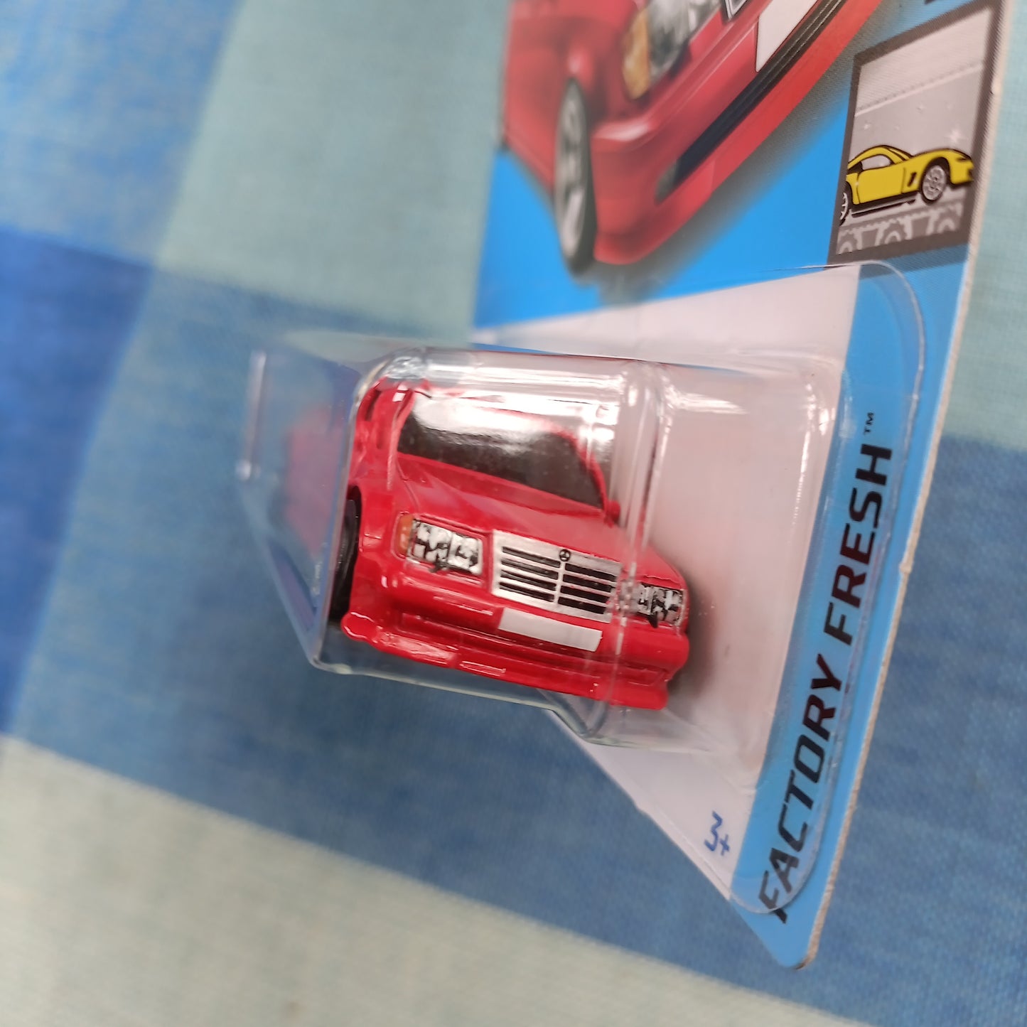 Hot Wheels Mercedes-Benz 500 E punainen *
