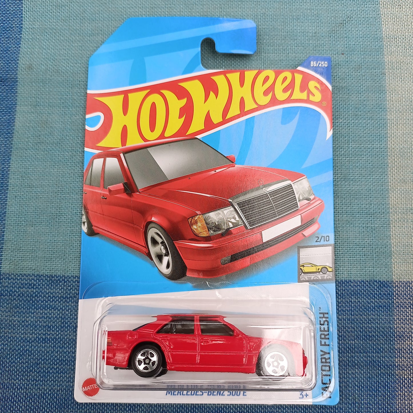 Hot Wheels Mercedes-Benz 500 E punainen *
