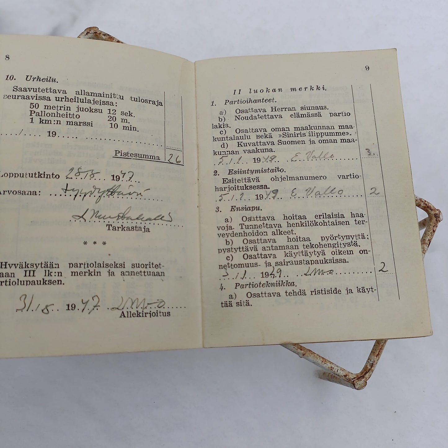 Partiopojan jäsenkirja vuodelta 1947