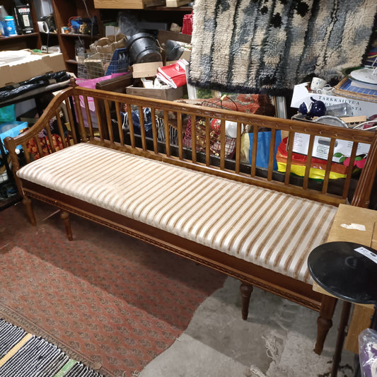 Levitettävä puusohva