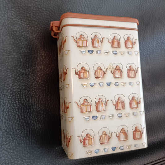 Peltinen kahvipurkki kannella