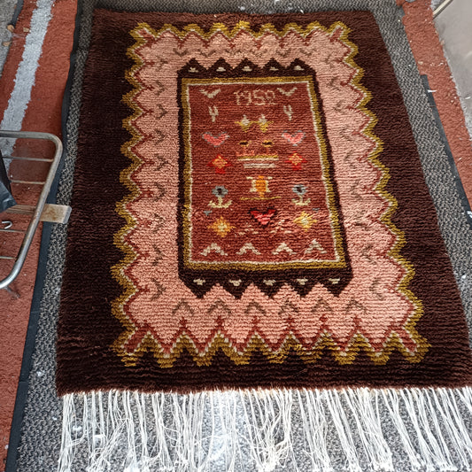 Vanha ruskea ryijy *