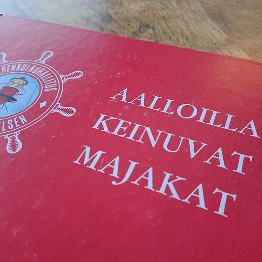 Aalloilla keinuvat majakat - Historiikki majakkalaivojen aikakaudesta ja museoalus Kemistä