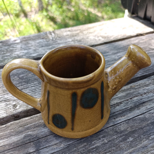 Pieni keraaminen kastelukannu