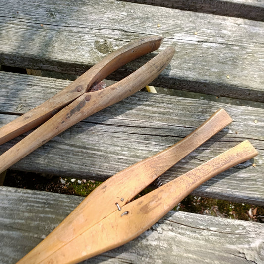 Sormikkaan tekijän antiikkiset käsityökalut