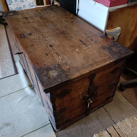 Vanha puuarkku rautakoristein *