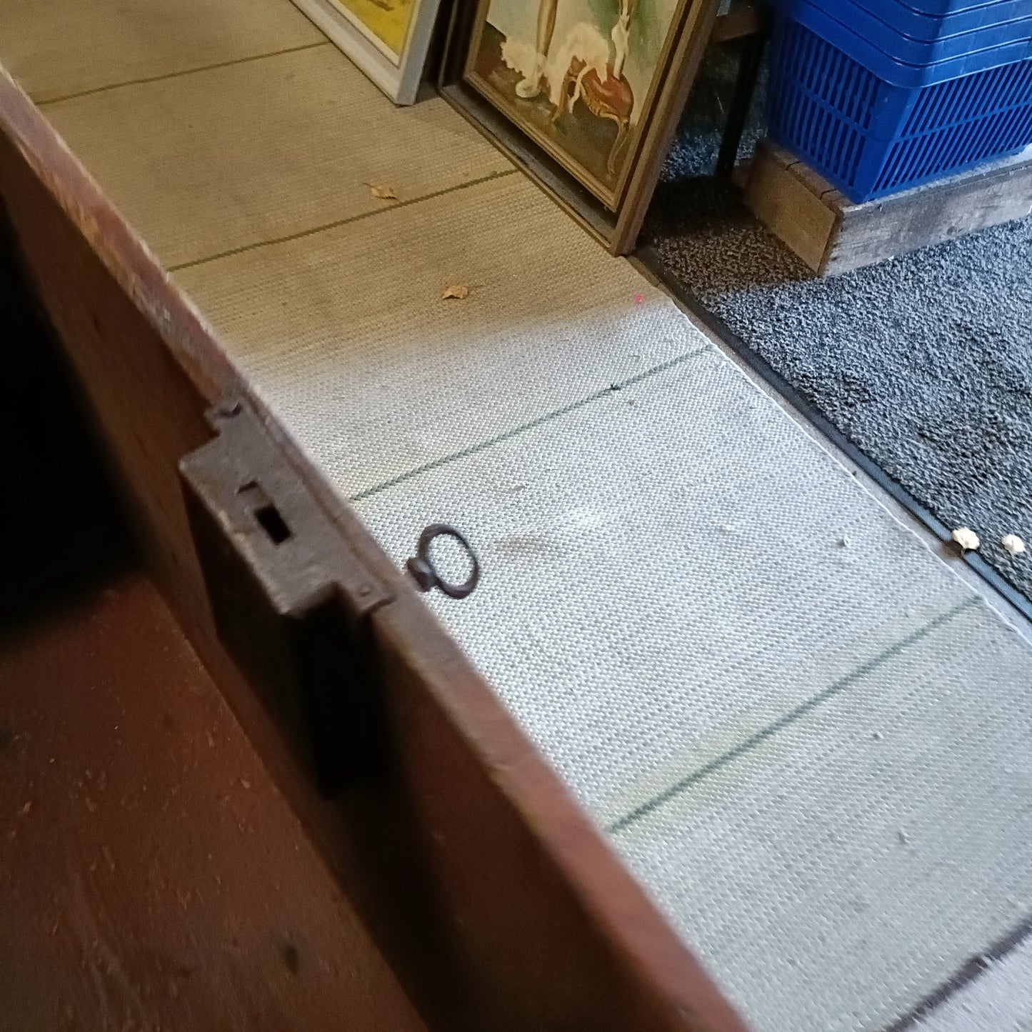 Vanha puuarkku rautakoristein *