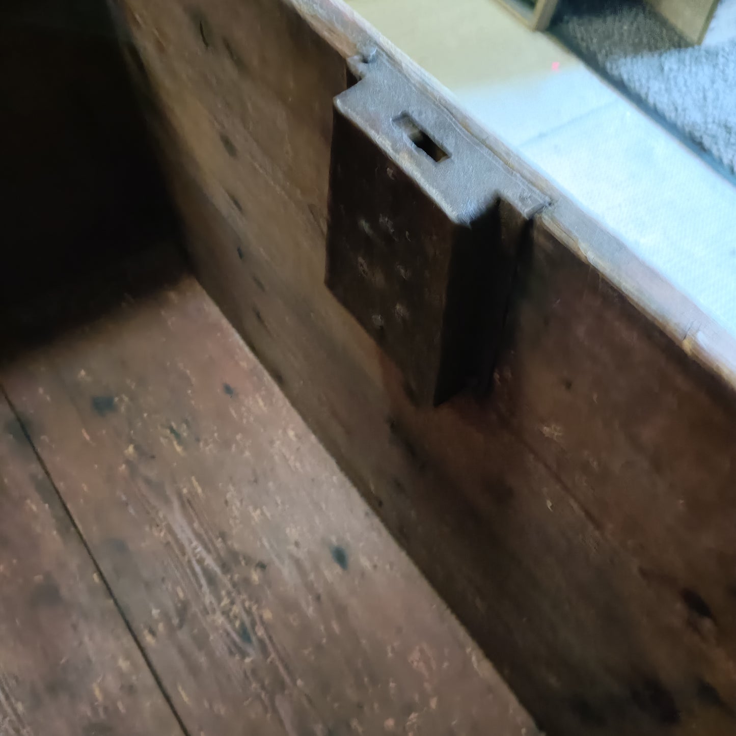 Vanha puuarkku rautakoristein *