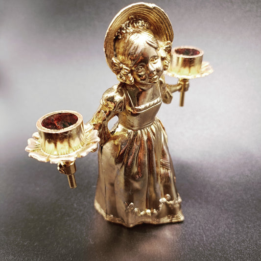 Metallinen naisfiguuri kynttilänjalka