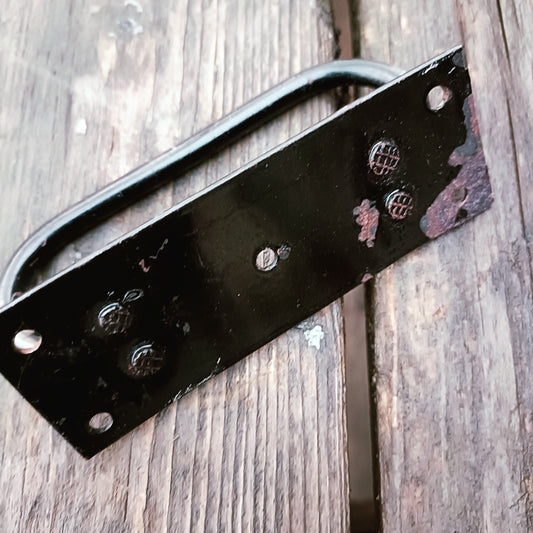 Vanha musta vedin lipastoon