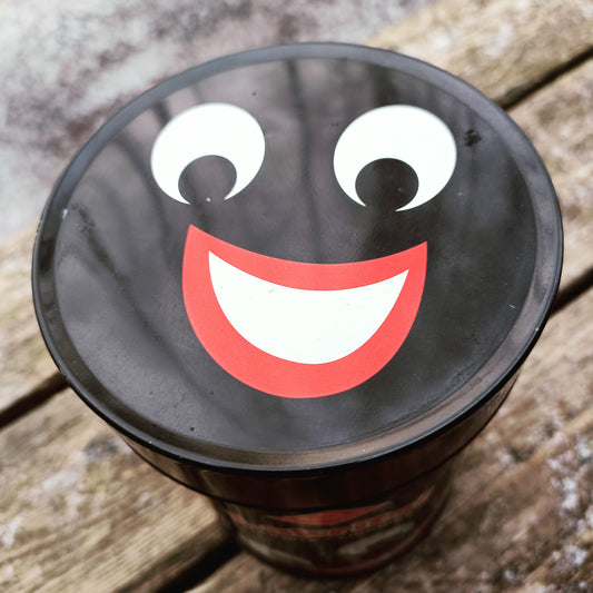 Halva peltinen musta lakritsipurkki