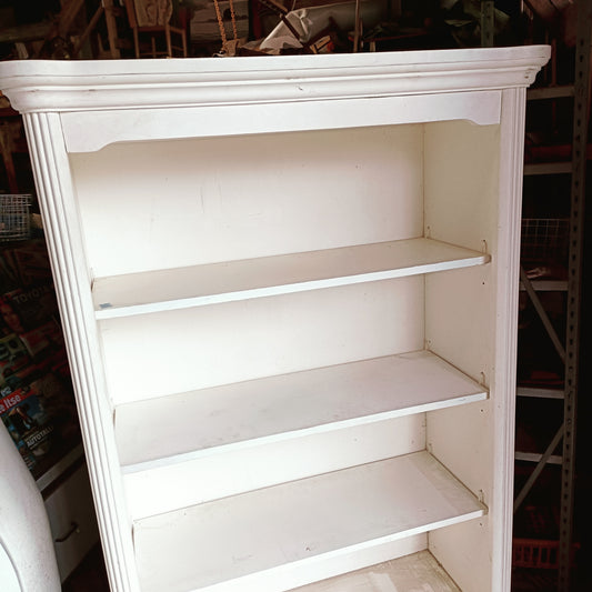 Valkoinen kirjahylly