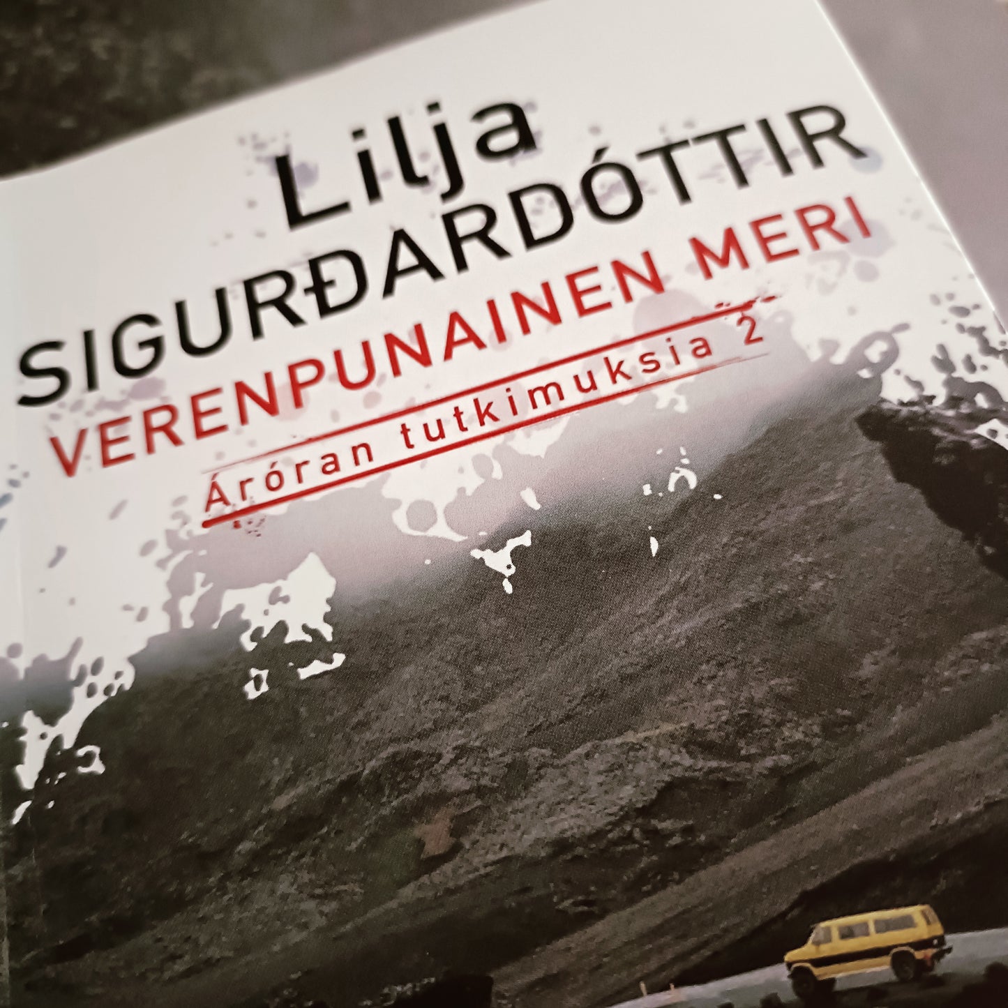 Verenpunainen meri - Lilja Sigurdardóttir