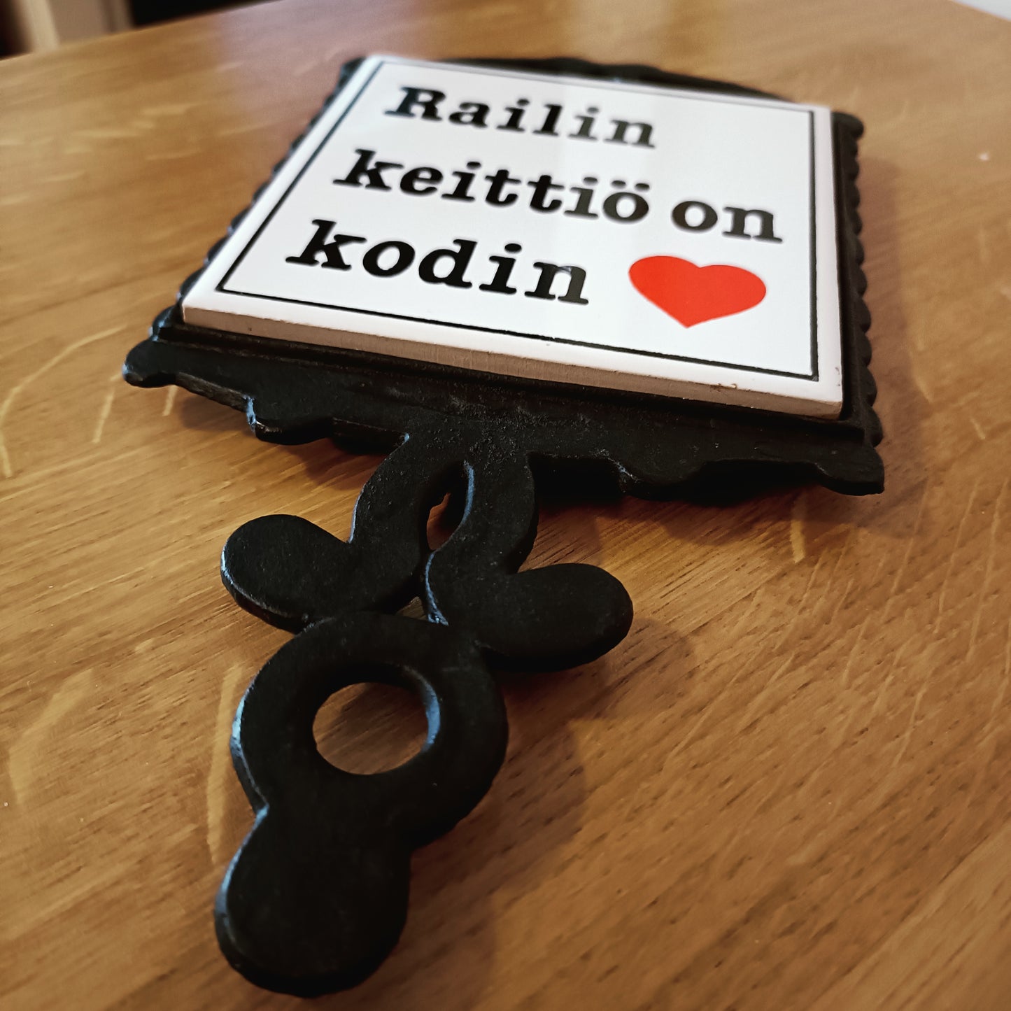 Valurautainen pannunalusta