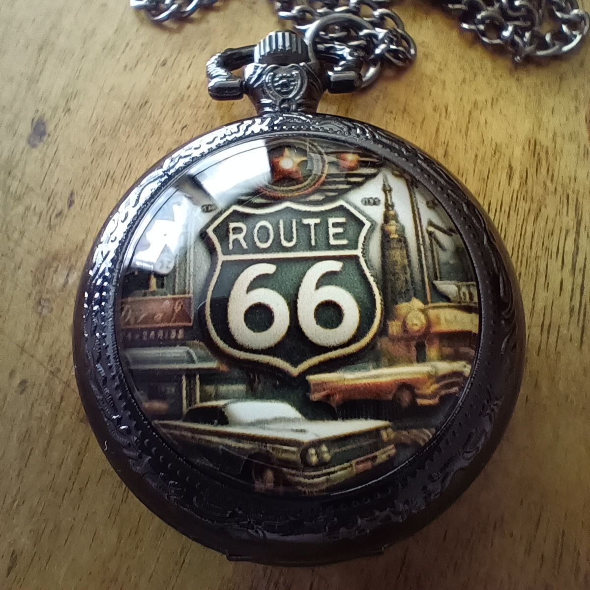Kiiltävän musta Route 66 taskukello