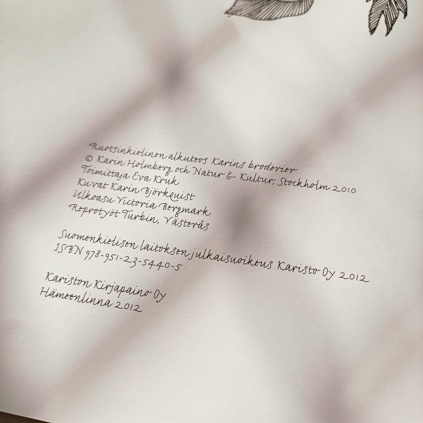 Koristele kirjomalla