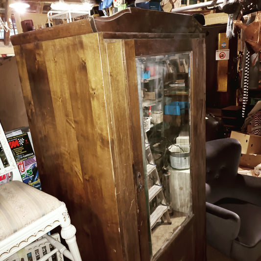 Vanha vaatekaappi (vain nouto)