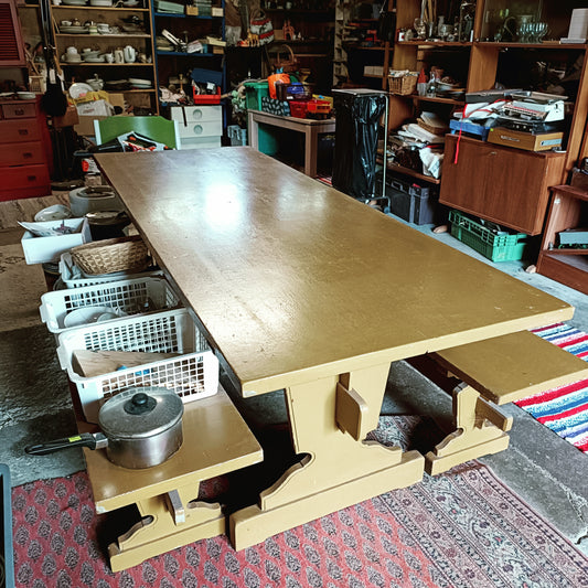 Vanha ja iso pirttikalusto laatikolla *