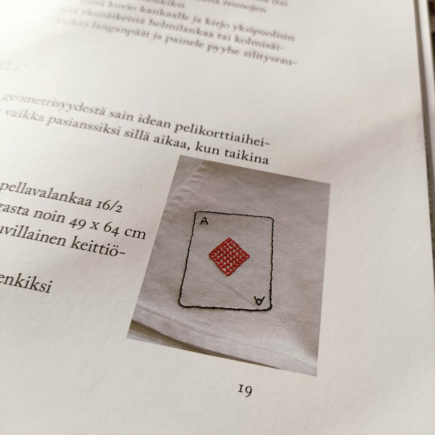 Koristele kirjomalla
