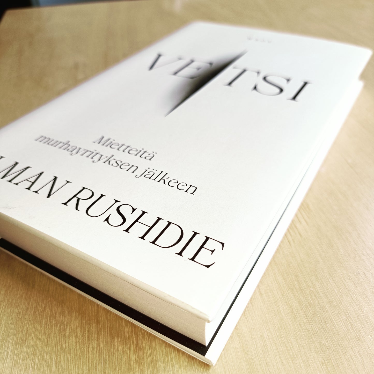 Veitsi - Mietteitä murhayrityksen jälkeen - Salman Rushdie