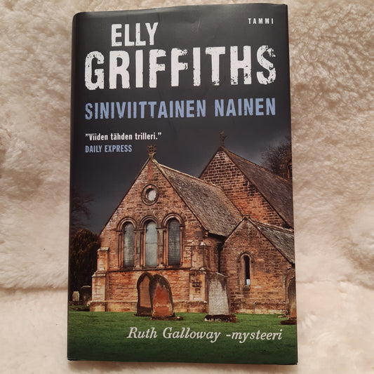 siniviittainen nainen - elly griffiths