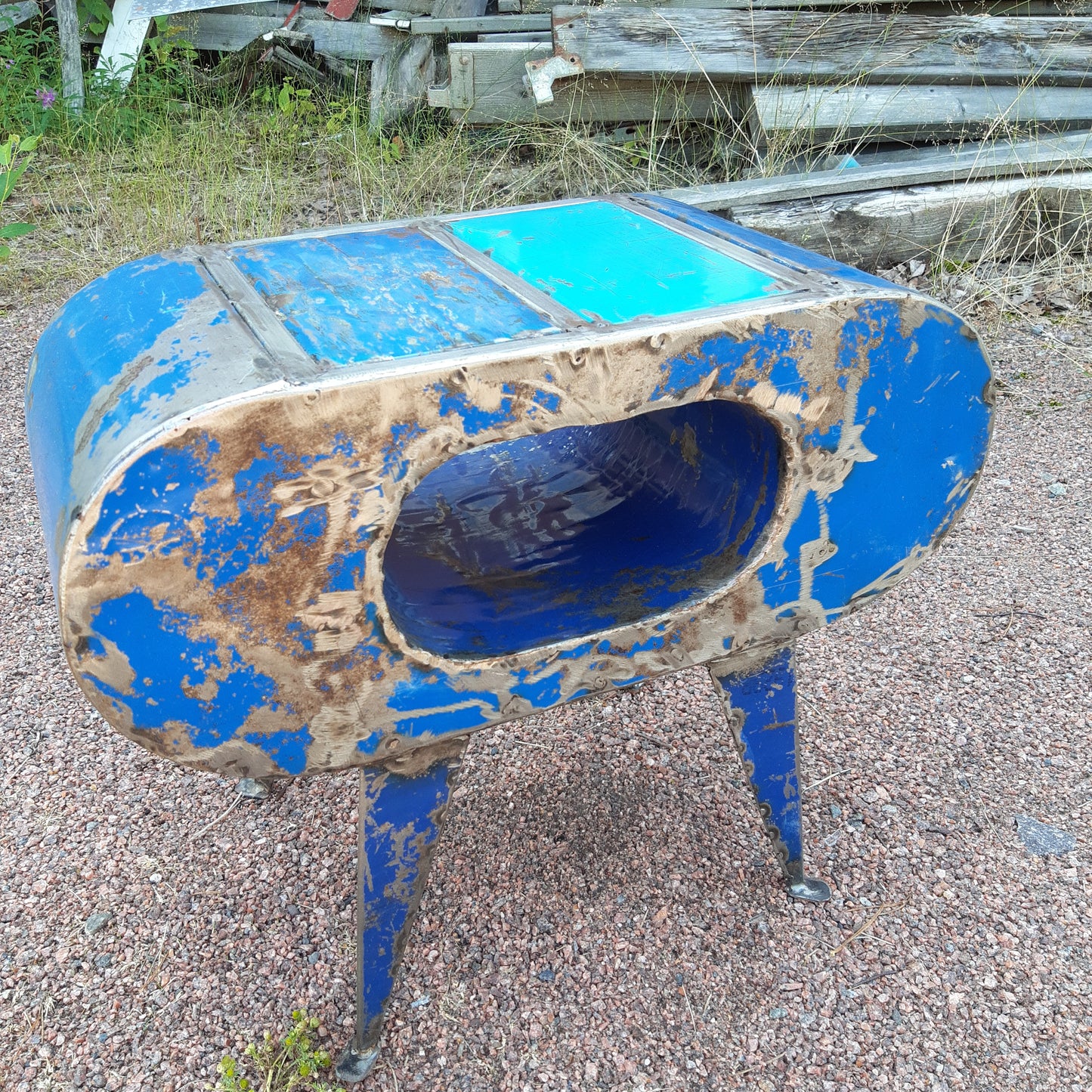 öljytynnyristä tehty jakkara / sivupöytä
