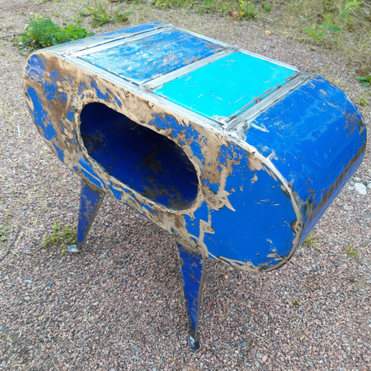 öljytynnyristä tehty jakkara / sivupöytä