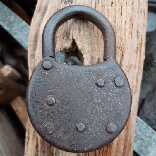 vanha ruosteinen lukko