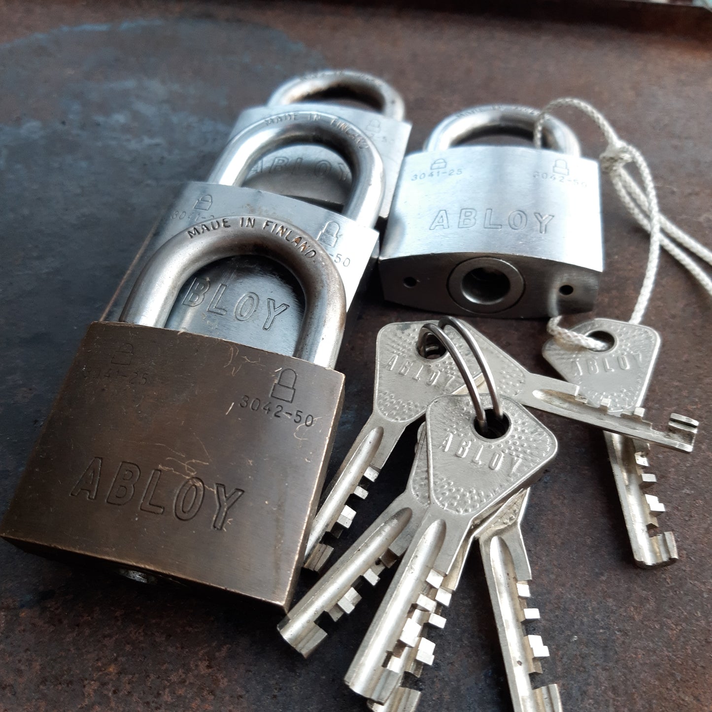 abloy lukkosetti - 4 lukkoa ja 7 avainta
