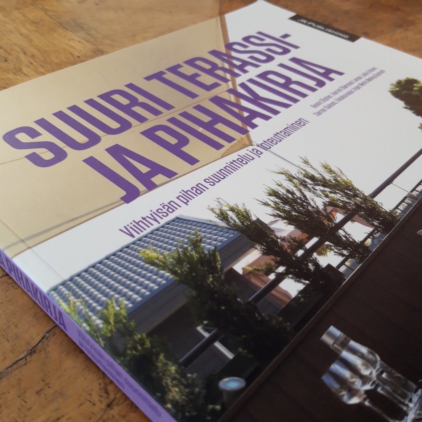 suuri terassi- ja pihakirja - viihtyisän pihan suunnittelu ja toteuttaminen