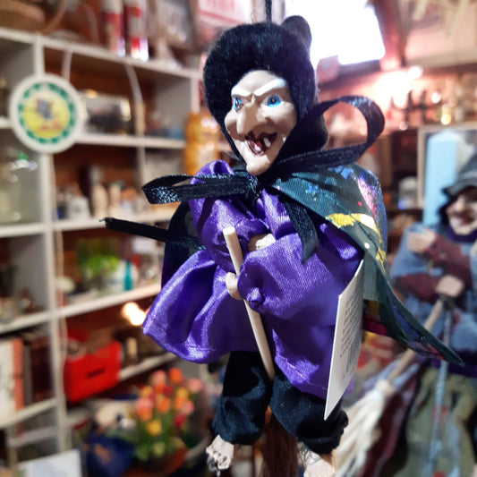 pieni luudalla lentävä noita