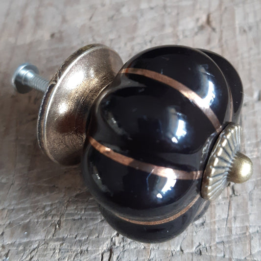 iso posliininuppi - musta