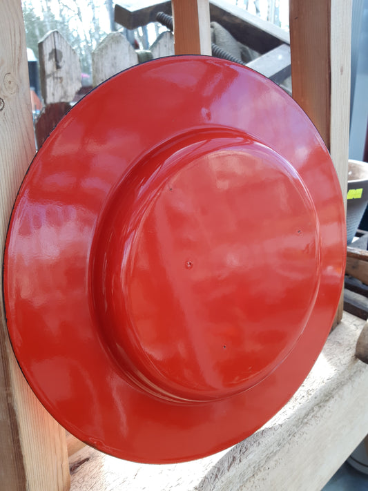 vanha punainen emalilautanen