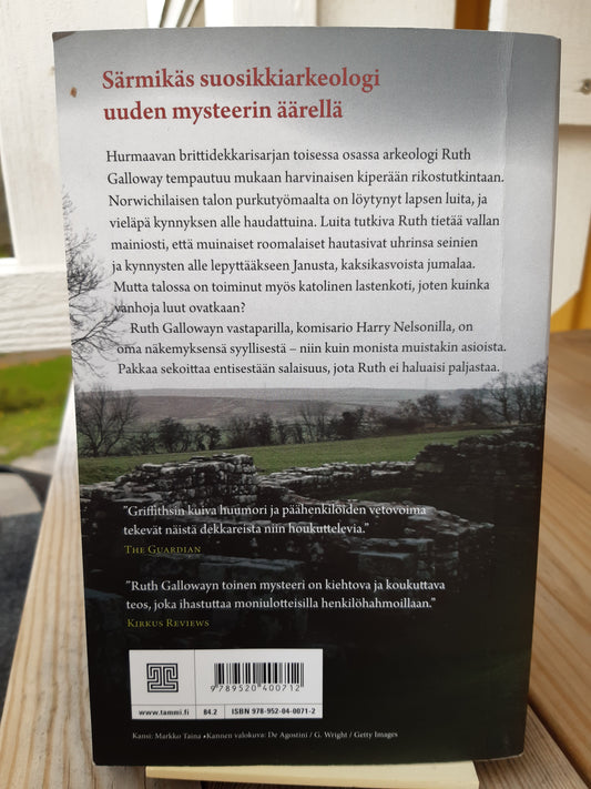 januksen kivi - elly griffiths