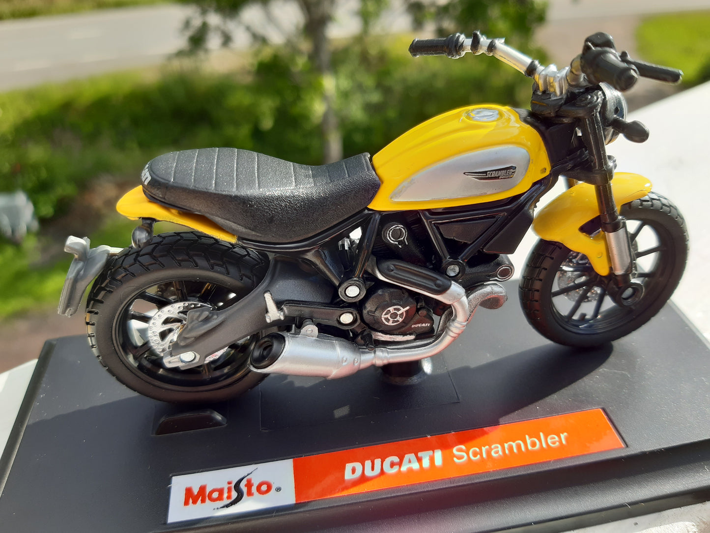 maisto moottoripyörän pienoismalli 1/18 ducati scrambler
