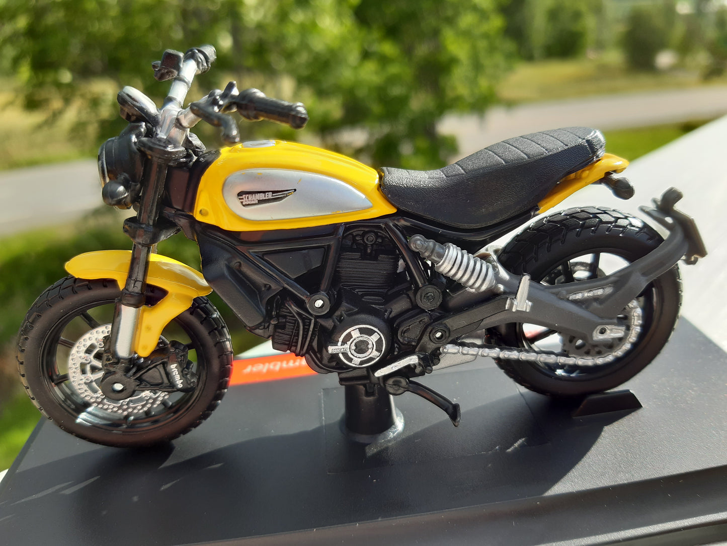 maisto moottoripyörän pienoismalli 1/18 ducati scrambler