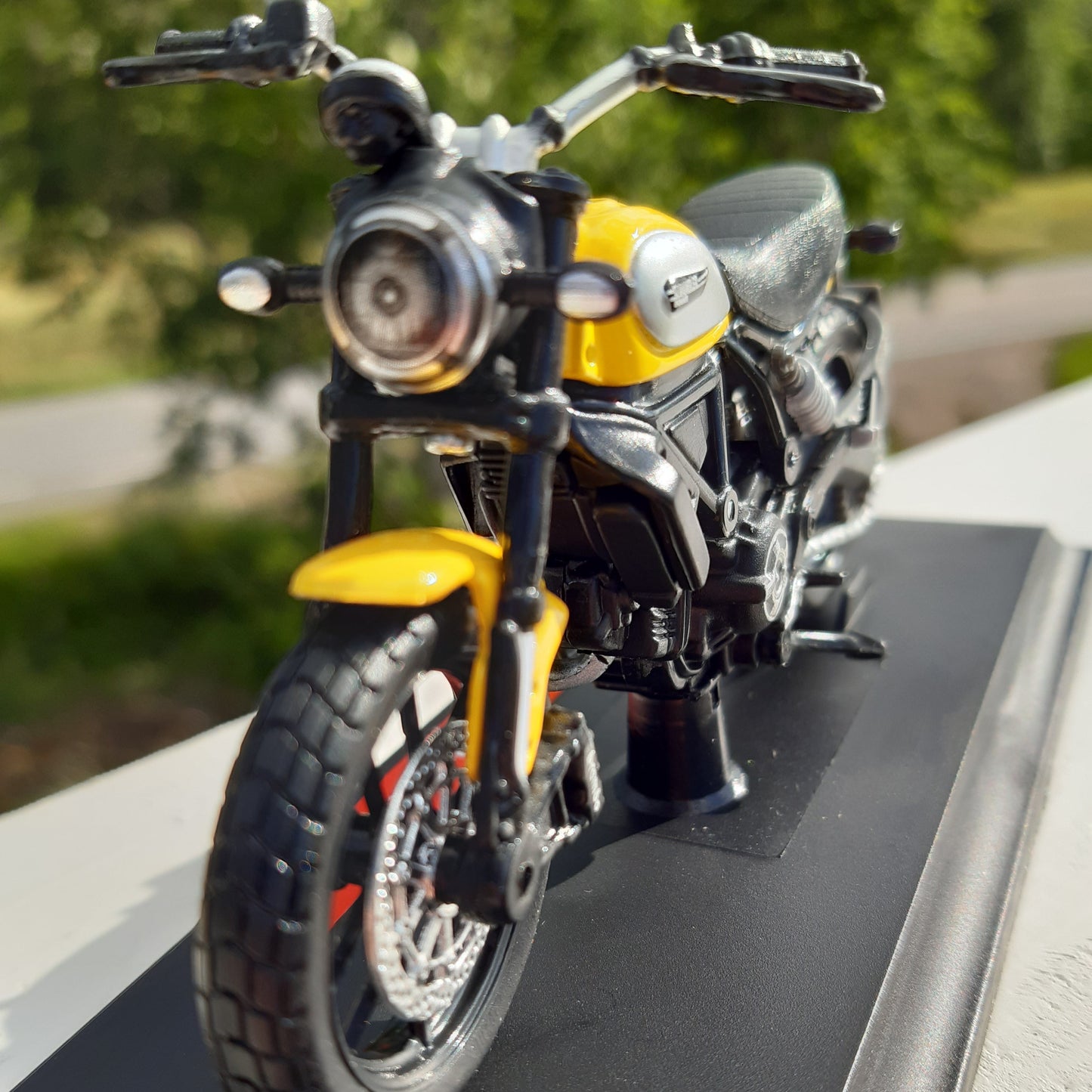 maisto moottoripyörän pienoismalli 1/18 ducati scrambler