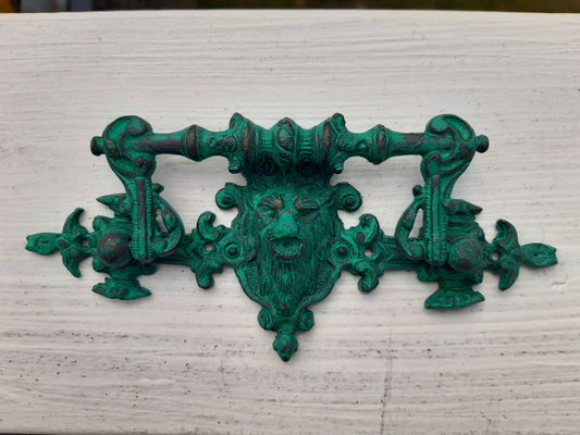 vanha vihreä messinkinen leijonanpäävedin