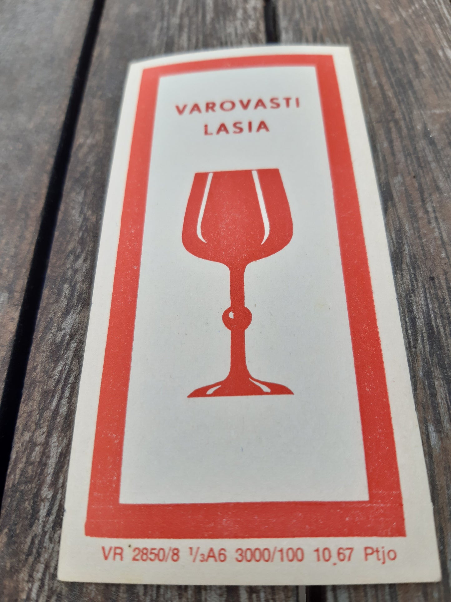 vanha vr:n etiketti - varovasti lasia