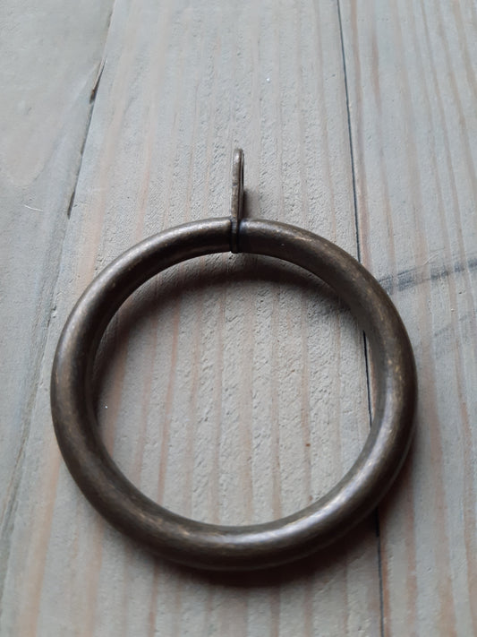 metallirengas ripustimella