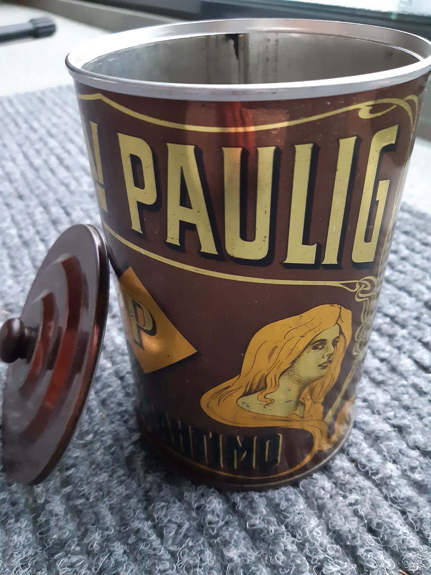 paulig kahvipurkki kannella