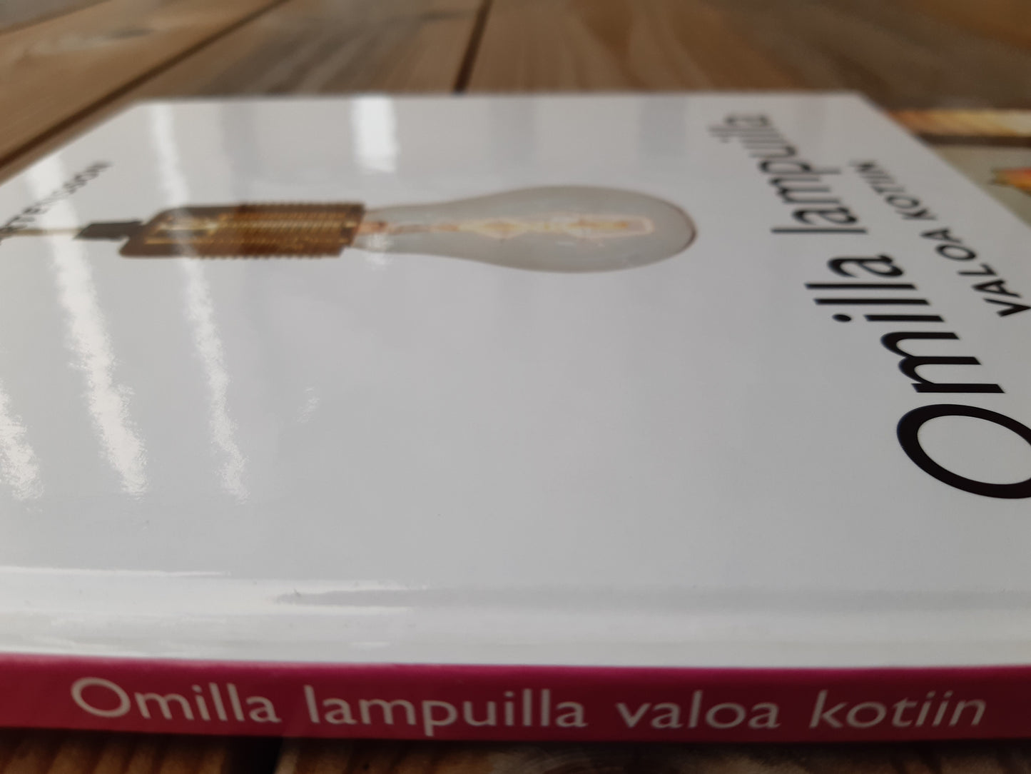omilla lampuilla valoa kotiin