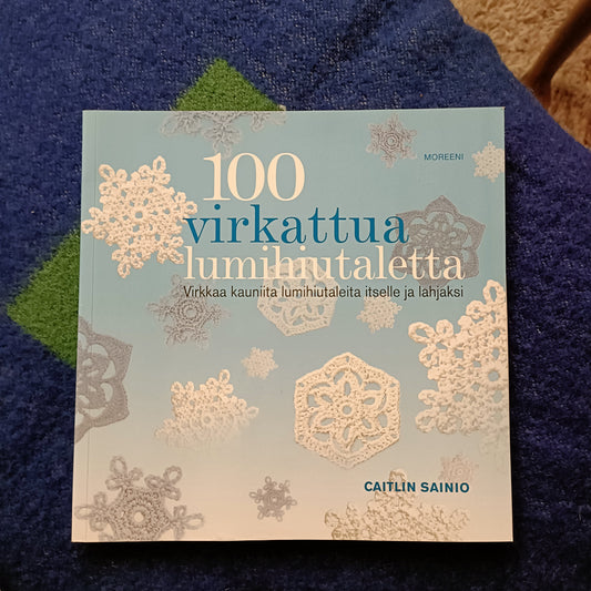 100 virkattua lumihiutaletta