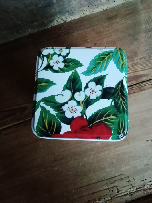 kirsikka peltipurkki