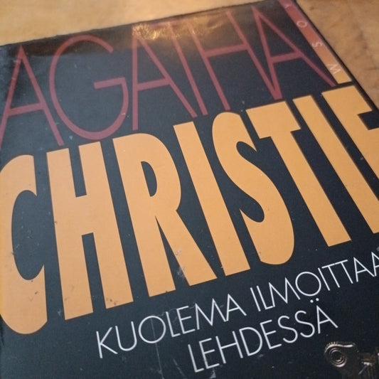 Kuolema ilmoittaa lehdessä - Agatha Christie