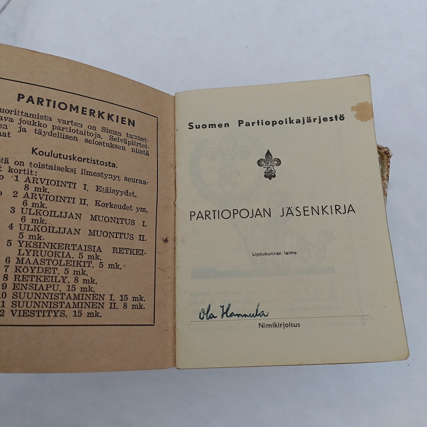 Partiopojan jäsenkirja vuodelta 1947