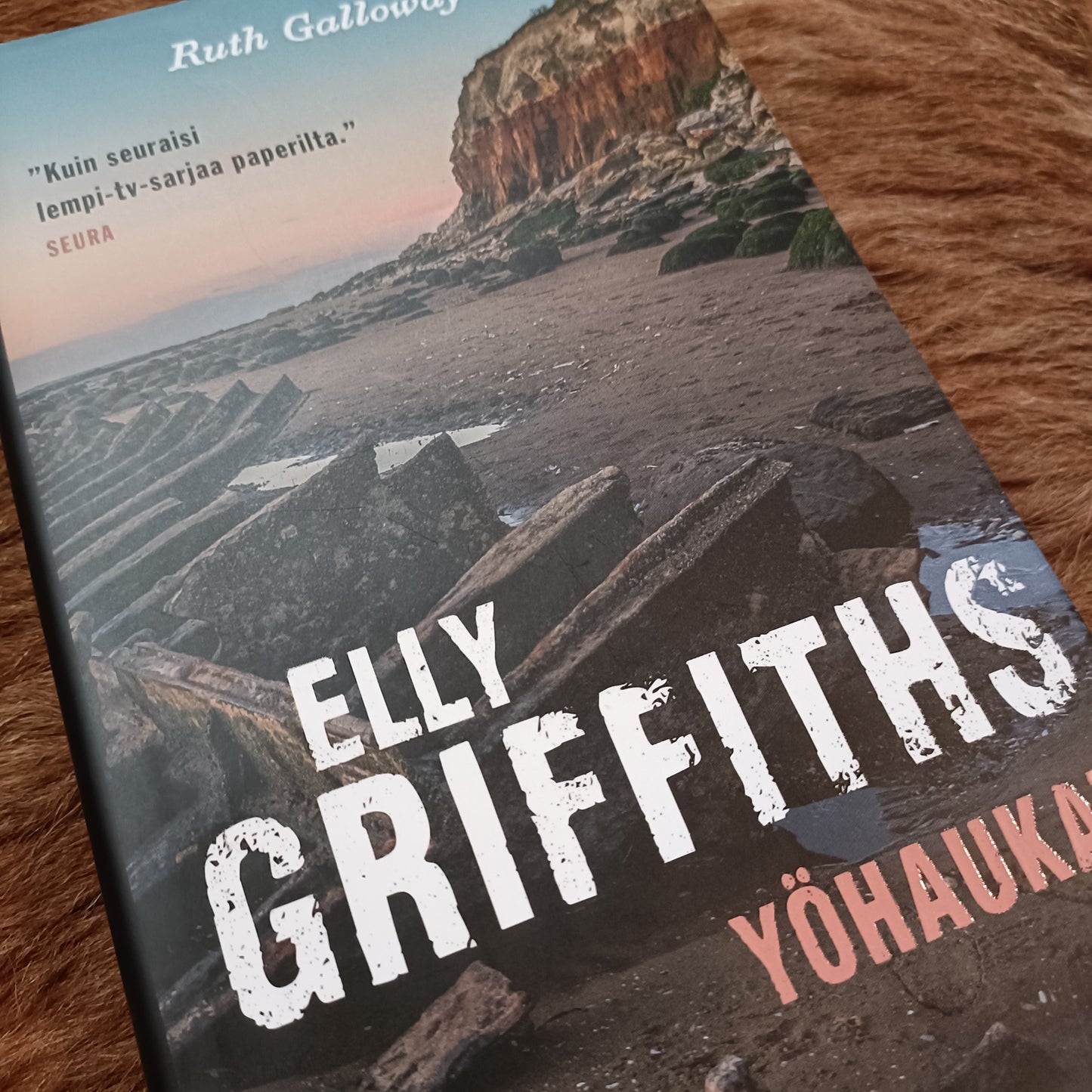 Yöhaukat - Elly Griffiths