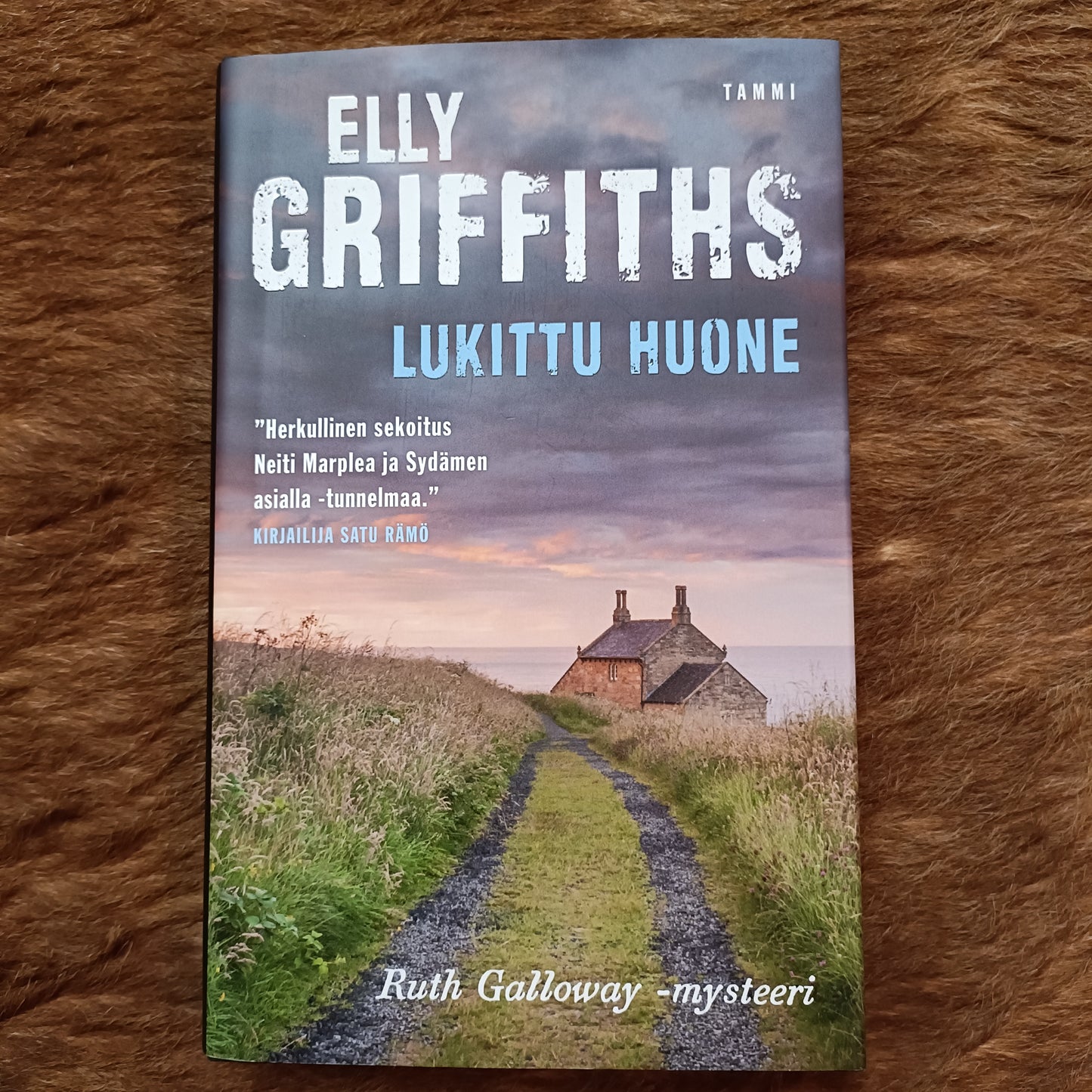 Lukittu huone - Elly Griffiths