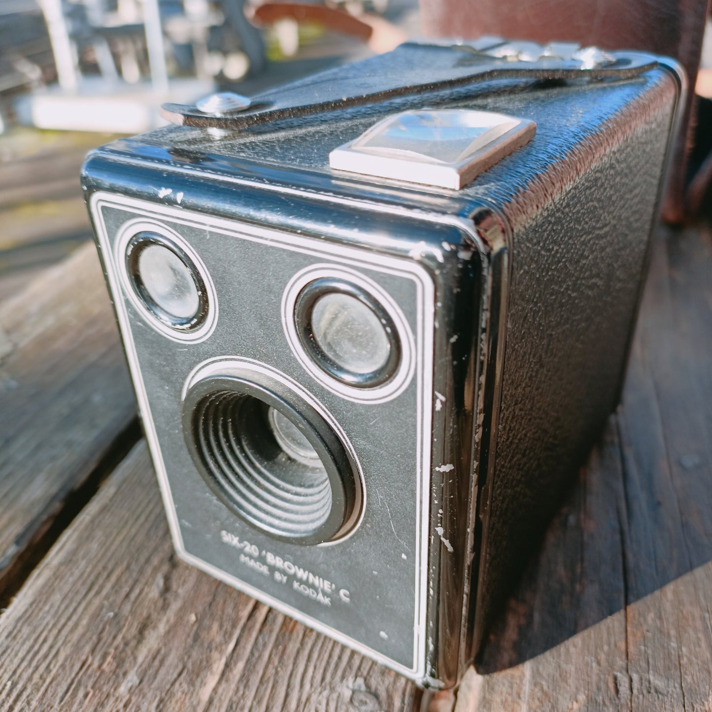 Kodak Brownie Six-20 Model C - kamera nahkakotelossa